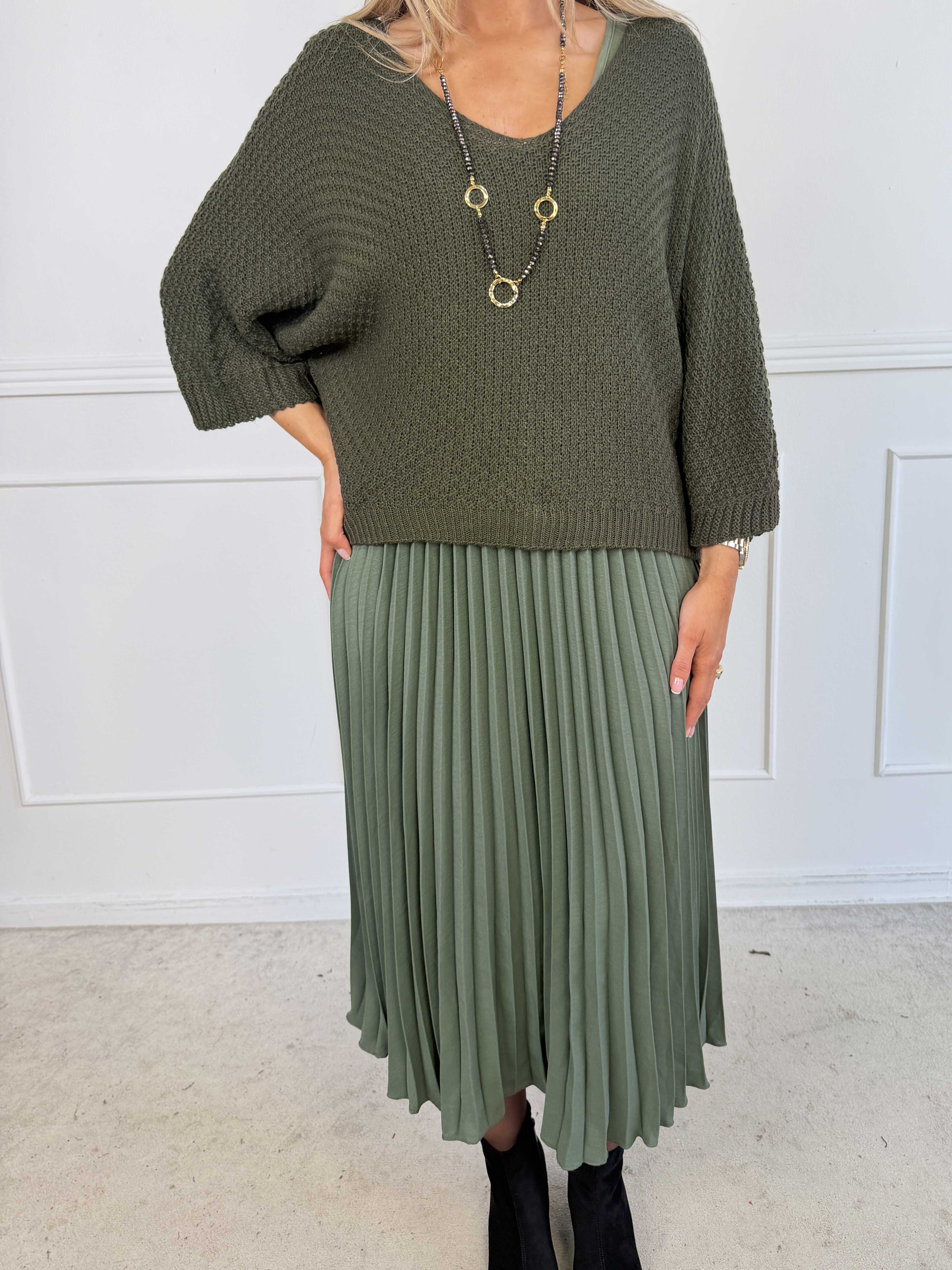 Nanna – Elegant tvådelad klänning i viskos med veckad kjol och matchande stickad överdel.